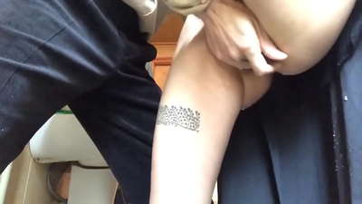 பள்ளிக் குளியலறையில் செதுக்கி, ஒரு உண்மையான நுரை உச்சி - என் ஆசிரியர் தன்னால் முடிந்ததைச் செய்தார்